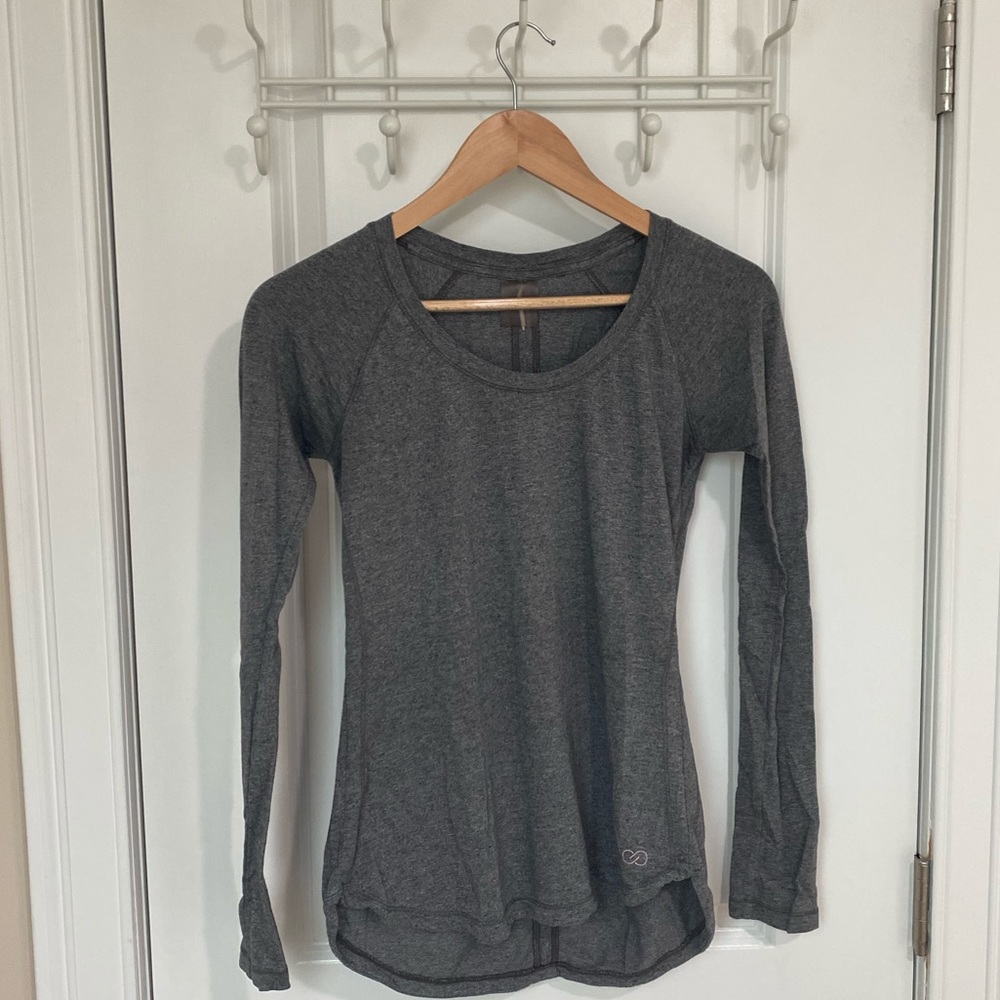 Calaia by Carrie Underwood Gray Long Sleeve